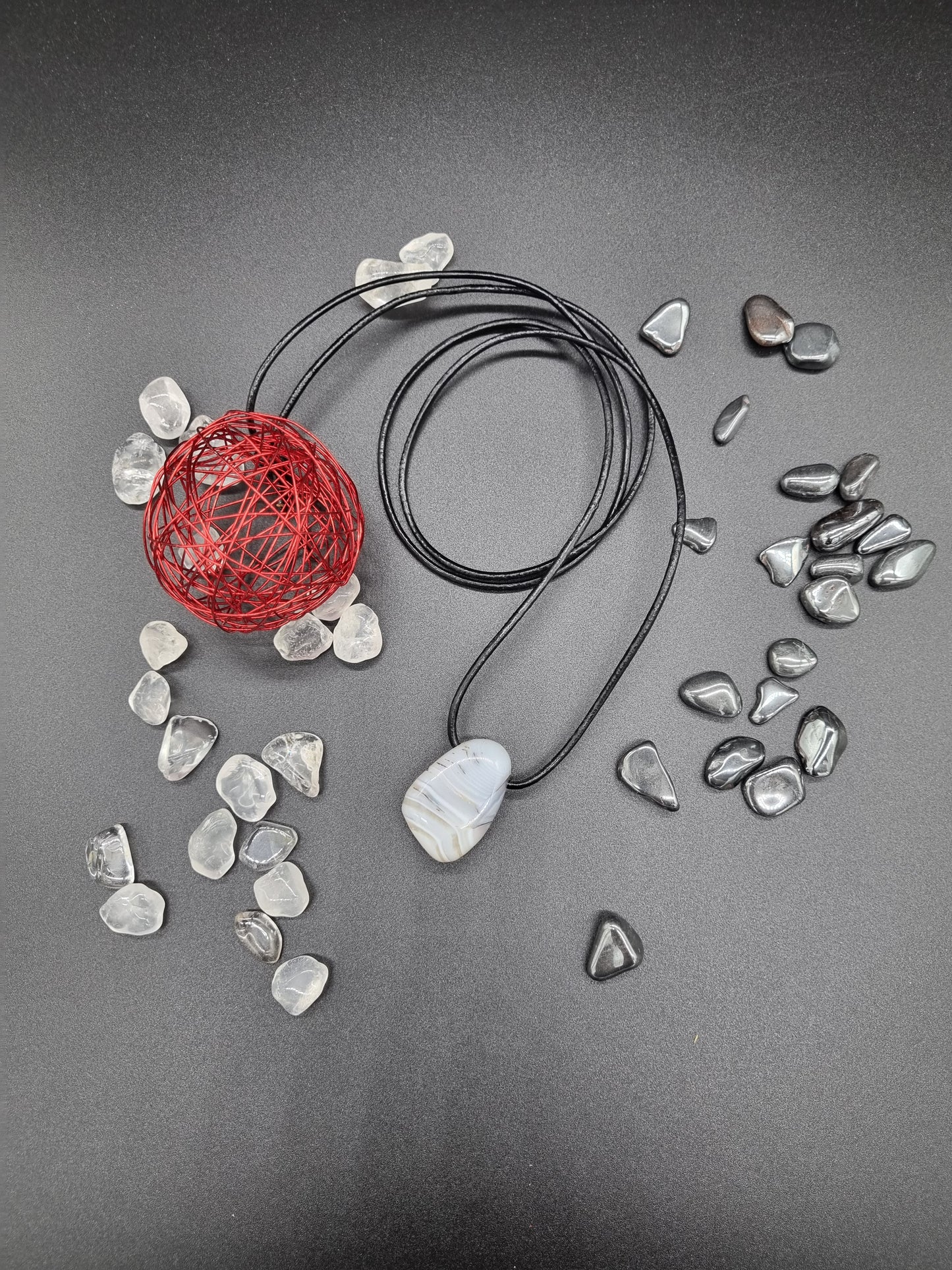 Achat weiß - Stein mit Lederband, Größe ca. 3cm