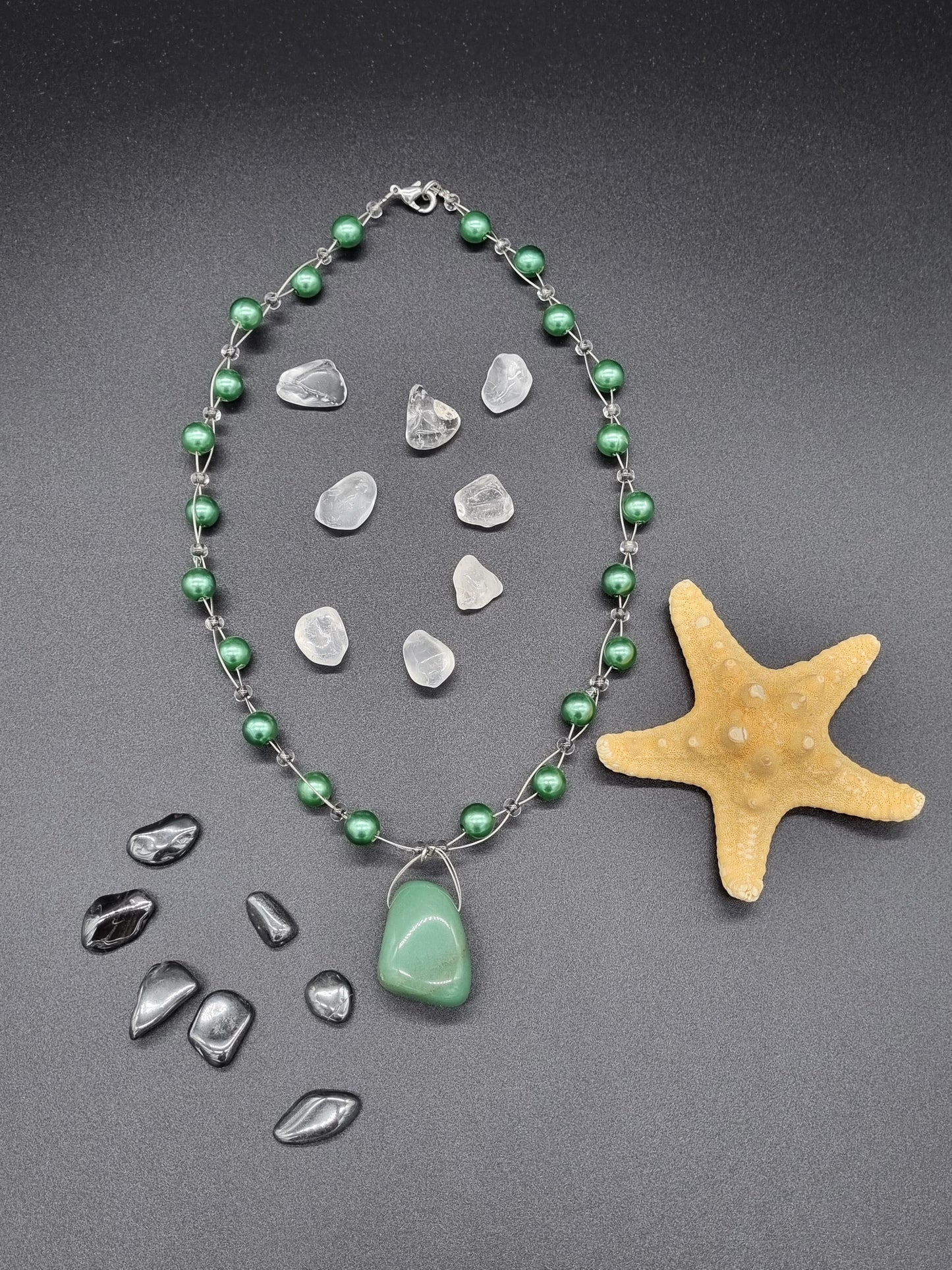 Aventurin - Stein mit Glas-Perlen-Kette, Größe ca. 3cm