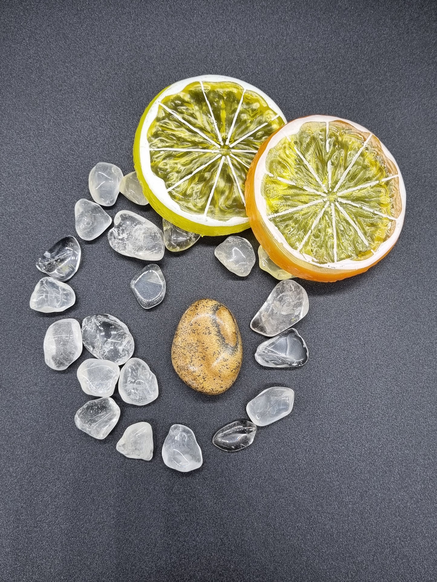 Bilderjaspis (Landschaftsjaspis) - Einzelner Stein mit Lochbohrung für Halsband, Größe ca. 3cm