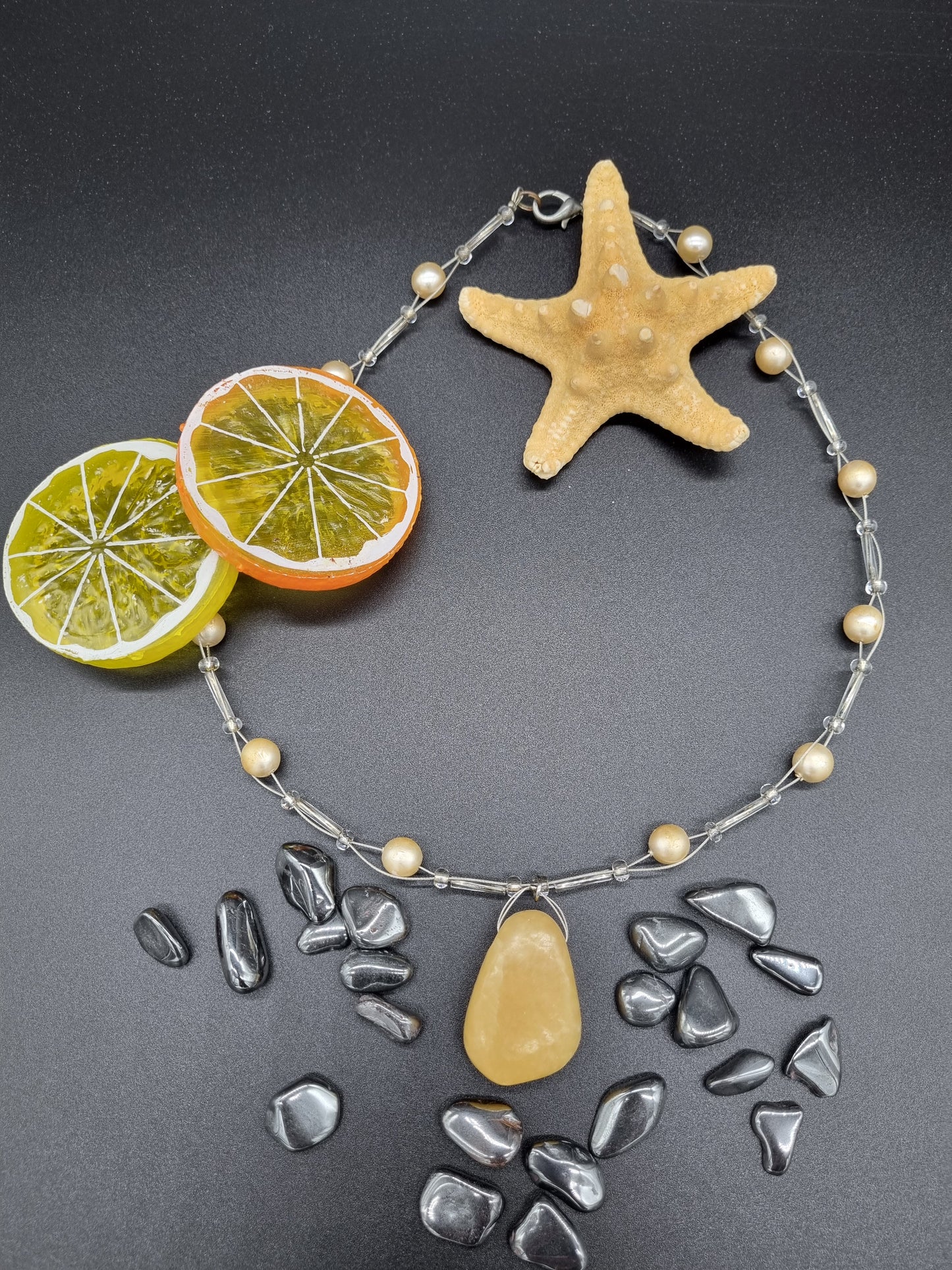 Orangencalcit - Stein mit Glas-Perlen-Kette, Größe ca. 3cm