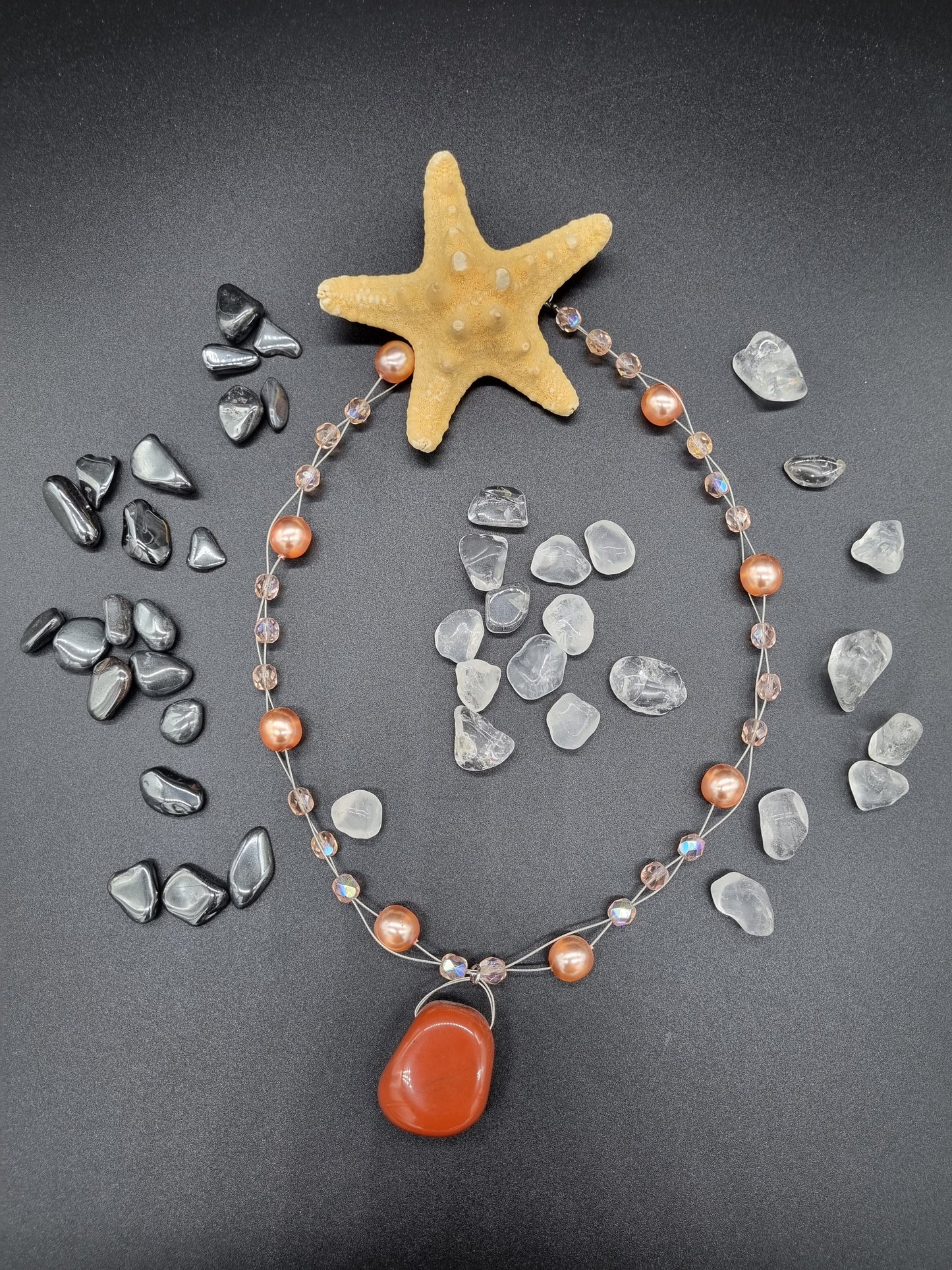 Roter Jaspis - Stein mit Glas-Perlen-Kette, Größe ca. 3cm