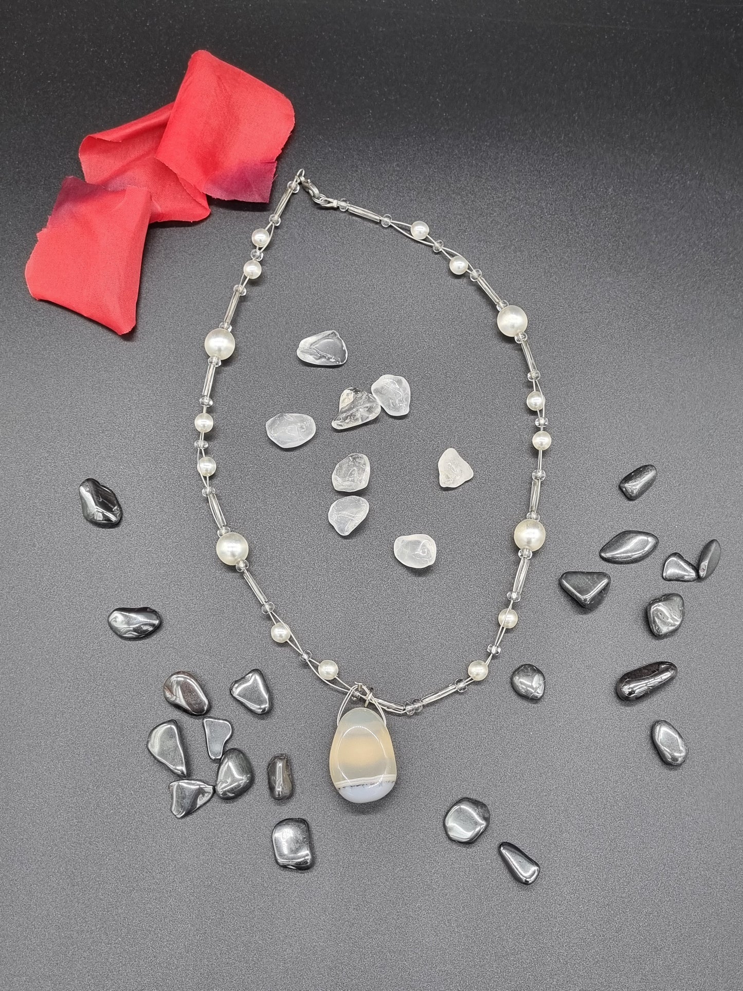 Achat weiß - Stein mit Glas-Perlen-Kette, Größe ca. 3cm