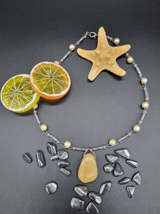 Orangencalcit - Stein mit Glas-Perlen-Kette, Größe ca. 3cm