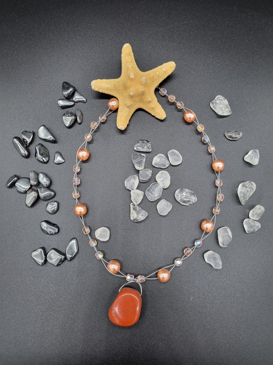 Roter Jaspis - Stein mit Glas-Perlen-Kette, Größe ca. 3cm